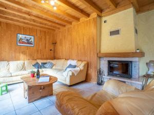 sala de estar con sofá y chimenea en Chalet Mendiaux by Interhome, en Saint-Gervais-les-Bains