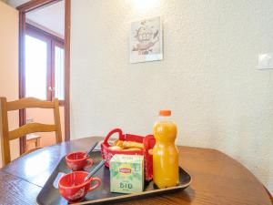 - un plateau de nourriture et de jus d'orange sur une table dans l'établissement Apartment Le Mummery-4 by Interhome, à Chamonix-Mont-Blanc