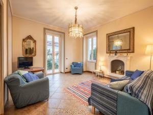 - un salon avec deux canapés et une cheminée dans l'établissement Apartment La Silente by Interhome, à Stresa