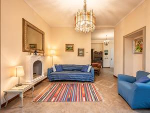 uma sala de estar com uma cama azul e uma lareira em Apartment La Silente by Interhome em Stresa
