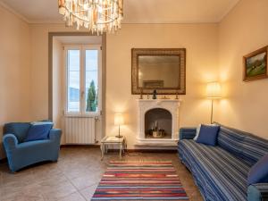 een woonkamer met een bank en een open haard bij Apartment La Silente by Interhome in Stresa