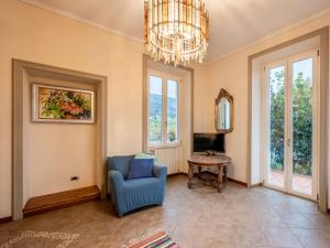 Televízia a/alebo spoločenská miestnosť v ubytovaní Apartment La Silente by Interhome + 37 fotografií