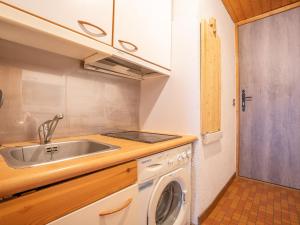 Il comprend une cuisine équipée d'un évier et d'un lave-linge. dans l'établissement Apartment Clos du Savoy-10 by Interhome, à Chamonix-Mont-Blanc