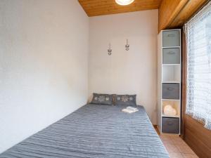 - une chambre avec un grand lit dans l'établissement Apartment Clos du Savoy-10 by Interhome, à Chamonix-Mont-Blanc