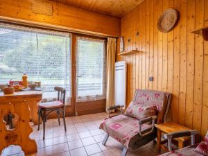 - une cuisine avec une chaise et une table dans une chambre dans l'établissement Apartment Clos du Savoy-10 by Interhome, à Chamonix-Mont-Blanc