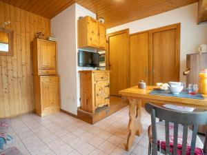 une cuisine avec des placards en bois et une table en bois dans l'établissement Apartment Clos du Savoy-10 by Interhome, à Chamonix-Mont-Blanc