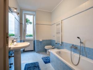 Kúpeľňa v ubytovaní Apartment La Silente by Interhome