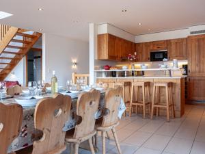 ナンダにあるChalet Agneau by Interhomeのキッチン(木製キャビネット、テーブル、椅子付)