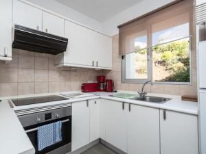 Kuchyňa alebo kuchynka v ubytovaní Apartment Jardin de miraflores by Interhome