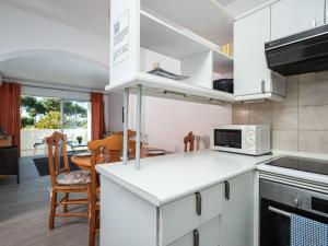 Kuchyňa alebo kuchynka v ubytovaní Apartment Jardin de miraflores by Interhome