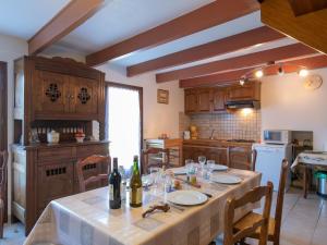 una cocina con una mesa con botellas de vino. en Holiday Home Ty Pendruc by Interhome, en Trégunc
