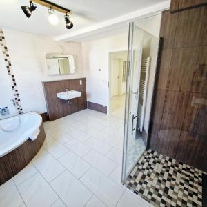 Ein Badezimmer in der Unterkunft DM Hotels & Apartments - Apartment Pfarrgasse 09