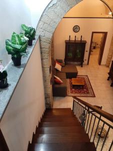 Un escalier mène à un salon avec un canapé. dans l'établissement La Dolce Volta, à Tarquinia