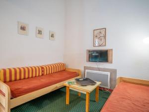 ein Wohnzimmer mit einem Sofa und einem Tisch in der Unterkunft Apartment La Balme by Interhome in Chamonix-Mont-Blanc