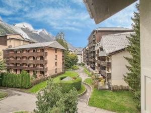 desde el balcón de un complejo de apartamentos con vistas a las montañas en Apartment La Balme by Interhome, en Chamonix-Mont-Blanc