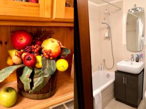 ズルレイにあるApartment Residenza Chesa Margun 14-5 by Interhomeのバスルームのカウンターにフルーツを入れた鉢