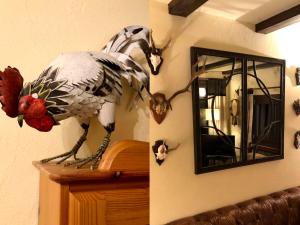 ズルレイにあるApartment Residenza Chesa Margun 14-5 by Interhomeの椀の上に立つ鶏像