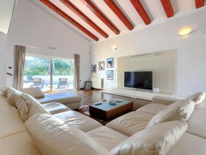 TV a/nebo společenská místnost v ubytování Holiday Home Lana by Interhome