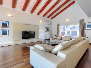 TV a/nebo společenská místnost v ubytování Holiday Home Lana by Interhome