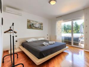 Postel nebo postele na pokoji v ubytování Holiday Home Lana by Interhome