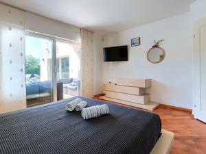 Postel nebo postele na pokoji v ubytování Holiday Home Lana by Interhome