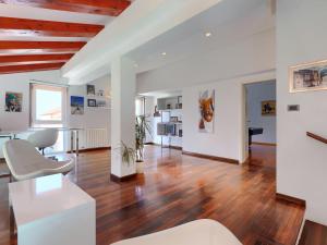 TV a/nebo společenská místnost v ubytování Holiday Home Lana by Interhome