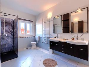 Koupelna v ubytování Holiday Home Lana by Interhome