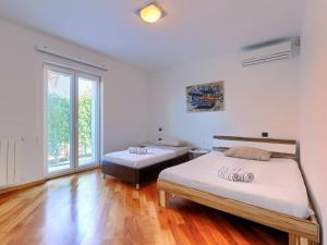 Postel nebo postele na pokoji v ubytování Holiday Home Lana by Interhome
