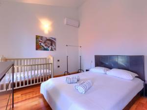 Postel nebo postele na pokoji v ubytování Holiday Home Lana by Interhome