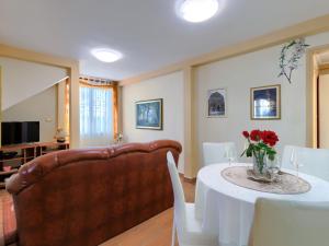 - une salle à manger avec une table et un canapé dans l'établissement Holiday Home Nena by Interhome, à Buje