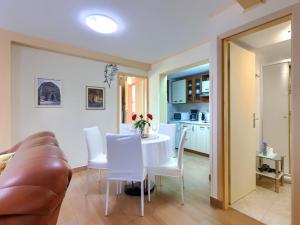 - une cuisine et une salle à manger avec une table et des chaises dans l'établissement Holiday Home Nena by Interhome, à Buje