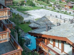 une vue de tête d'un bâtiment avec une patinoire dans l'établissement Apartment Montagnard 10 by Interhome, à Nendaz