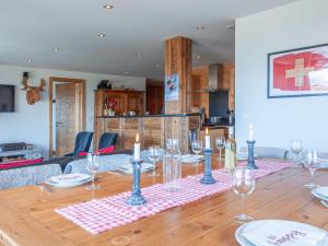 - une table à manger avec des verres à vin et des bougies dans l'établissement Apartment Montagnard 10 by Interhome, à Nendaz 53 autres photos