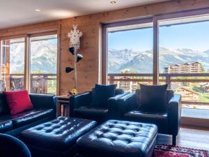 un salon avec des meubles en cuir et une vue sur les montagnes dans l'établissement Apartment Montagnard 10 by Interhome, à Nendaz