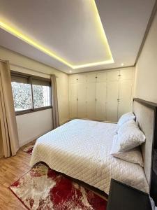 Een bed of bedden in een kamer bij Spacious 2 Bedrooms Apartment In Gueliz