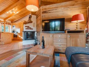Televízia a/alebo spoločenská miestnosť v ubytovaní Chalet Hochkrimml 2 by Interhome