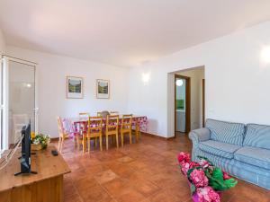 NibbiaiaにあるHoliday Home Podere gli Olivi by Interhomeのリビングルーム(青いソファ、テーブル付)