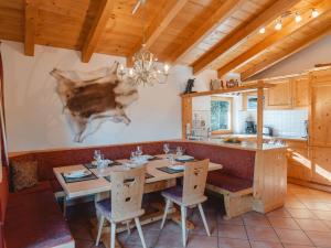 Kuchyňa alebo kuchynka v ubytovaní Chalet Hochkrimml 2 by Interhome