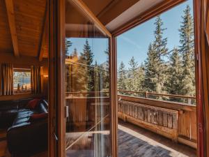 Balkón alebo terasa v ubytovaní Chalet Hochkrimml 2 by Interhome