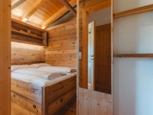 Posteľ alebo postele v izbe v ubytovaní Chalet Hochkrimml 2 by Interhome