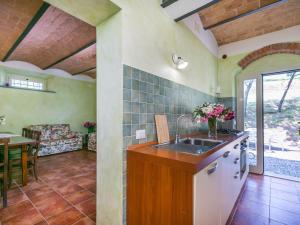 Una cocina con un fregadero y una mesa en una habitación. en Apartment Podere La Madonnina-3 by Interhome, en Nibbiaia