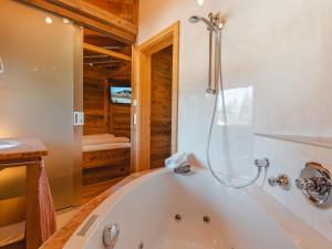 Kúpeľňa v ubytovaní Chalet Hochkrimml 2 by Interhome