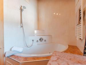 Kúpeľňa v ubytovaní Chalet Hochkrimml 2 by Interhome