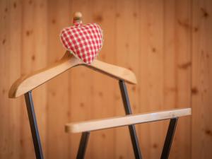 オヴロナにあるApartment Vers Saille by Interhomeの木製の椅子(帽子付)
