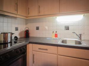 cocina con fregadero y encimera en Apartment Vers Saille by Interhome, en Ovronnaz