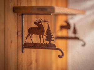 una puerta de madera con una foto de un ciervo. en Apartment Vers Saille by Interhome, en Ovronnaz