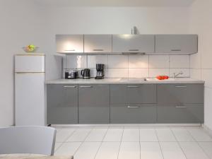 Kuchyňa alebo kuchynka v ubytovaní Apartment Nika-7 by Interhome