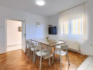 Televízia a/alebo spoločenská miestnosť v ubytovaní Apartment Nika-7 by Interhome