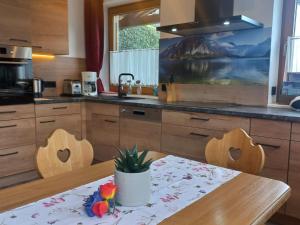 cocina con mesa de madera y 2 sillas en Apartment Marina-3 by Interhome, en Mühlfeld