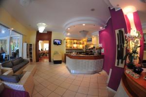 un vestíbulo de un restaurante con bar en Hotel Antonella, en Lido di Classe